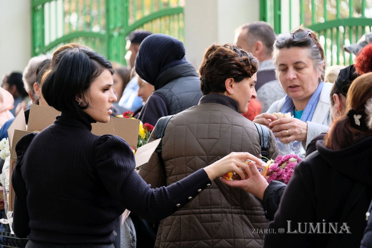 Tinerii au oferit daruri pelerinilor Sfântului Cuvios Dimitrie 231437