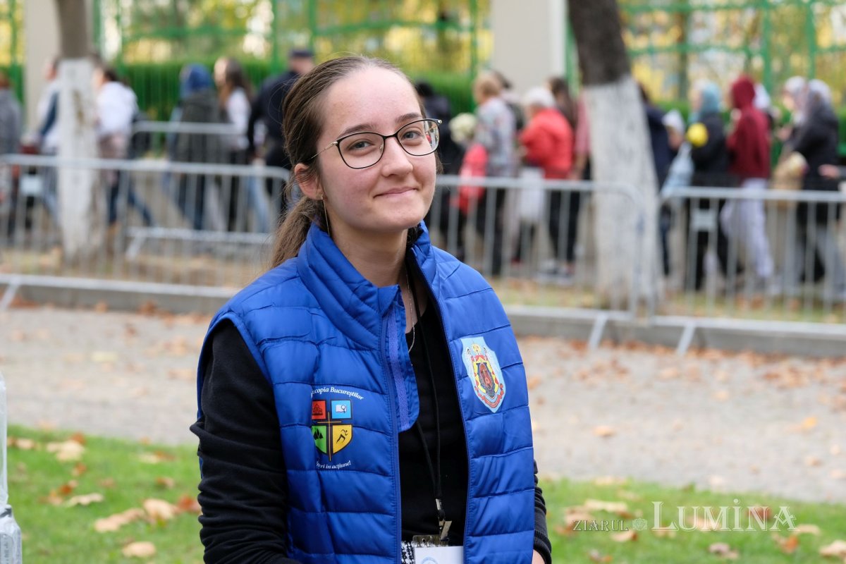 Tinerii au oferit daruri pelerinilor Sfântului Cuvios Dimitrie 231441