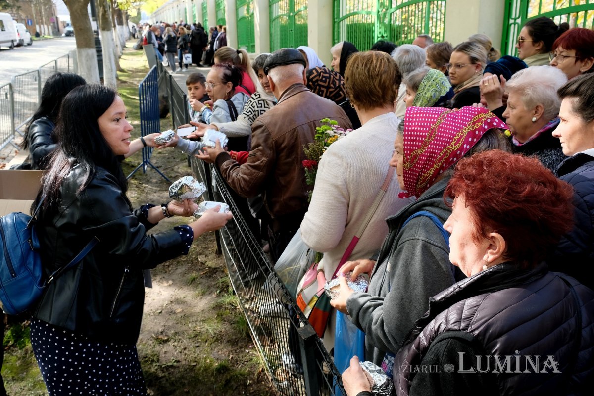 Tinerii au oferit daruri pelerinilor Sfântului Cuvios Dimitrie 231701