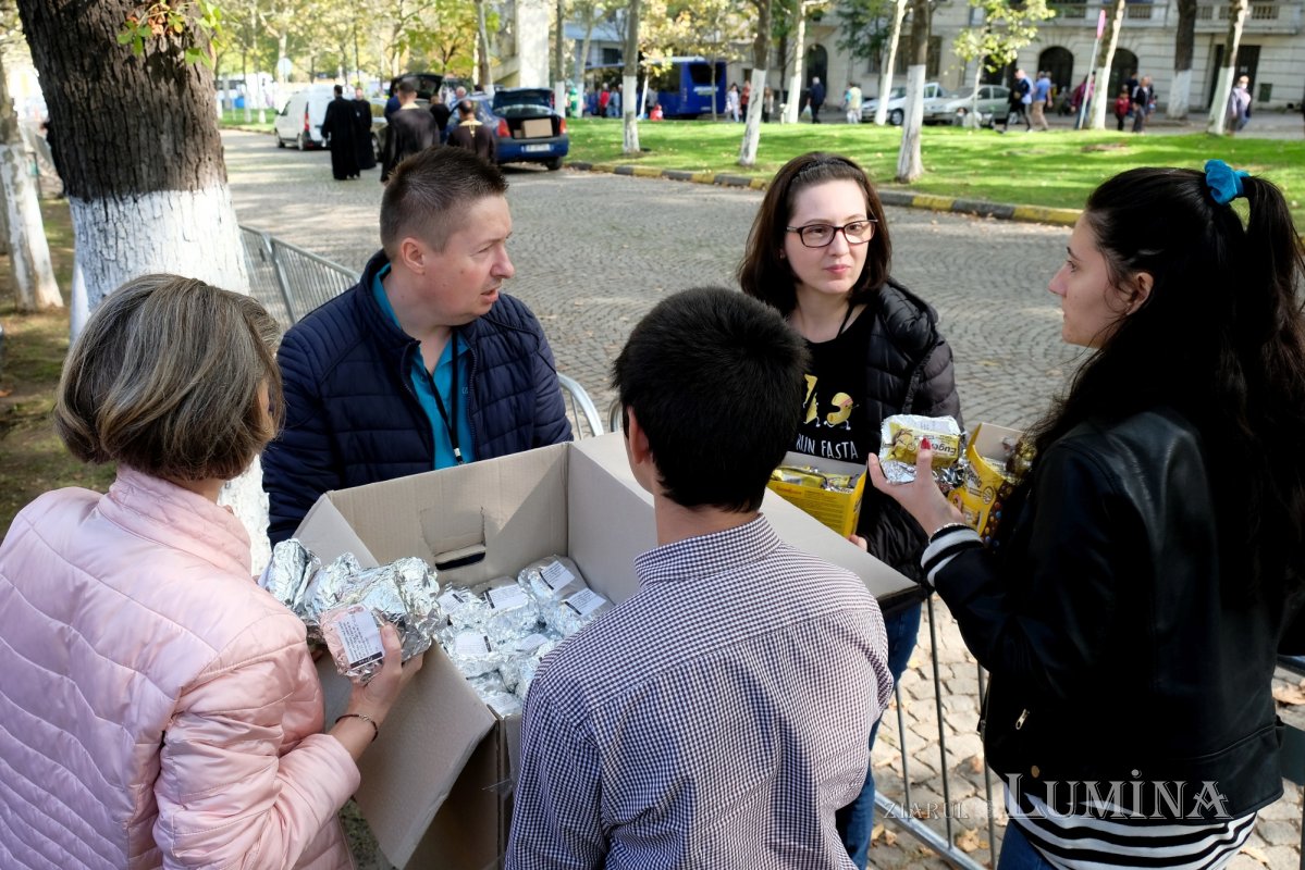 Tinerii au oferit daruri pelerinilor Sfântului Cuvios Dimitrie 231702