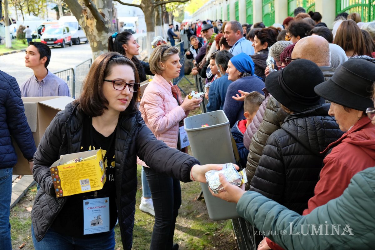 Tinerii au oferit daruri pelerinilor Sfântului Cuvios Dimitrie 231703