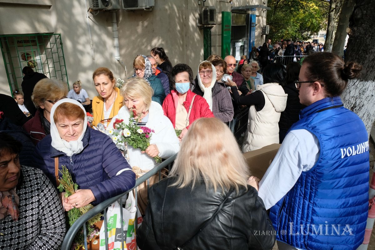 Tinerii au oferit daruri pelerinilor Sfântului Cuvios Dimitrie 231706