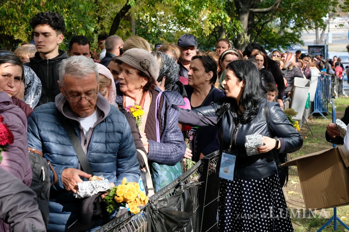 Tinerii au oferit daruri pelerinilor Sfântului Cuvios Dimitrie 231707