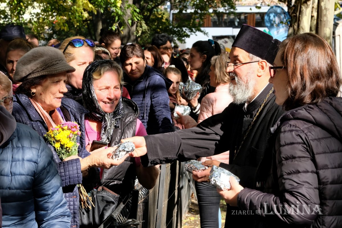 Tinerii au oferit daruri pelerinilor Sfântului Cuvios Dimitrie 231708