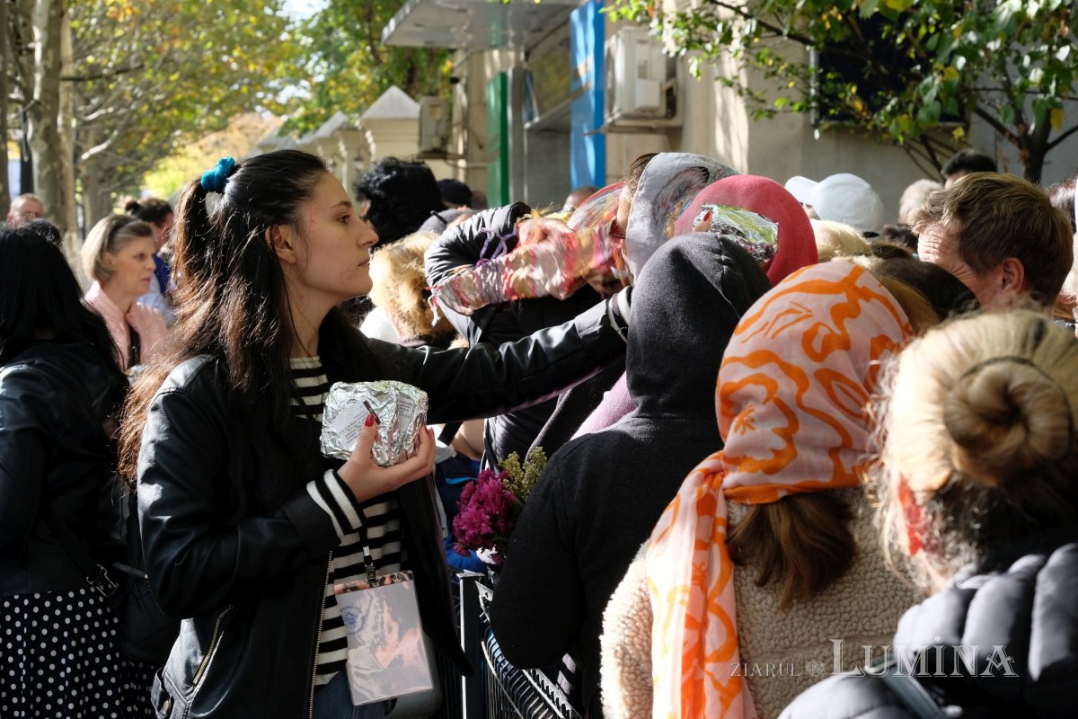Tinerii au oferit daruri pelerinilor Sfântului Cuvios Dimitrie 231710