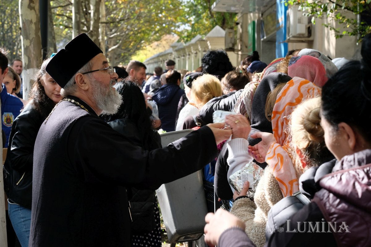 Tinerii au oferit daruri pelerinilor Sfântului Cuvios Dimitrie 231711