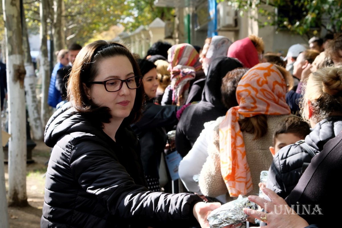 Tinerii au oferit daruri pelerinilor Sfântului Cuvios Dimitrie 231712