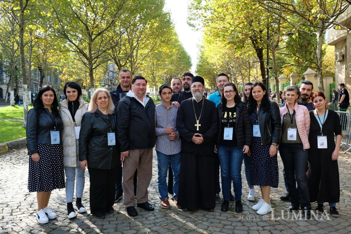 Tinerii au oferit daruri pelerinilor Sfântului Cuvios Dimitrie 231716