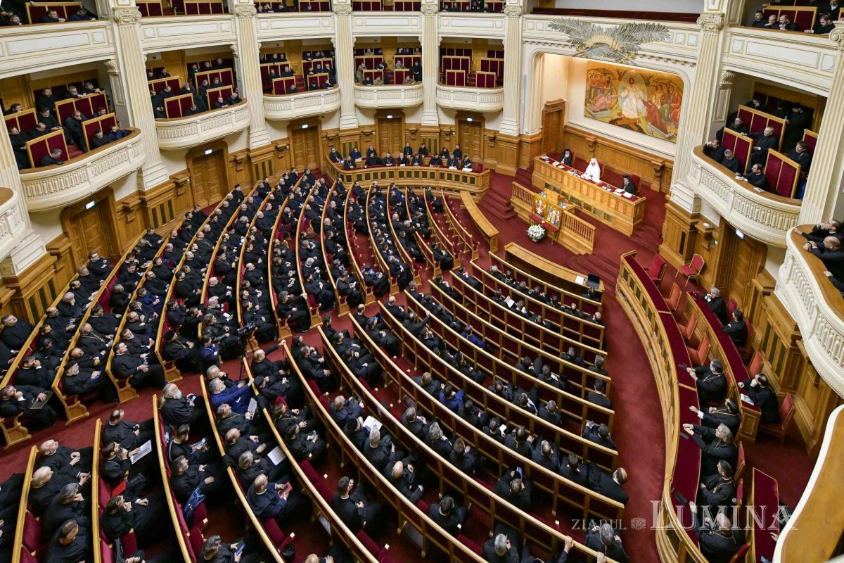 Rugăciunea neîncetată dăruiește creştinului pacea, bucuria şi lumina slavei taborice a Preasfintei Treimi 232415