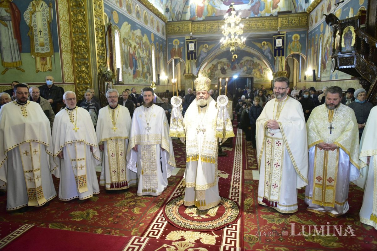 Slujire arhierească la Biserica „Sfinții Arhangheli”-Trei Stejari din Sibiu 233074