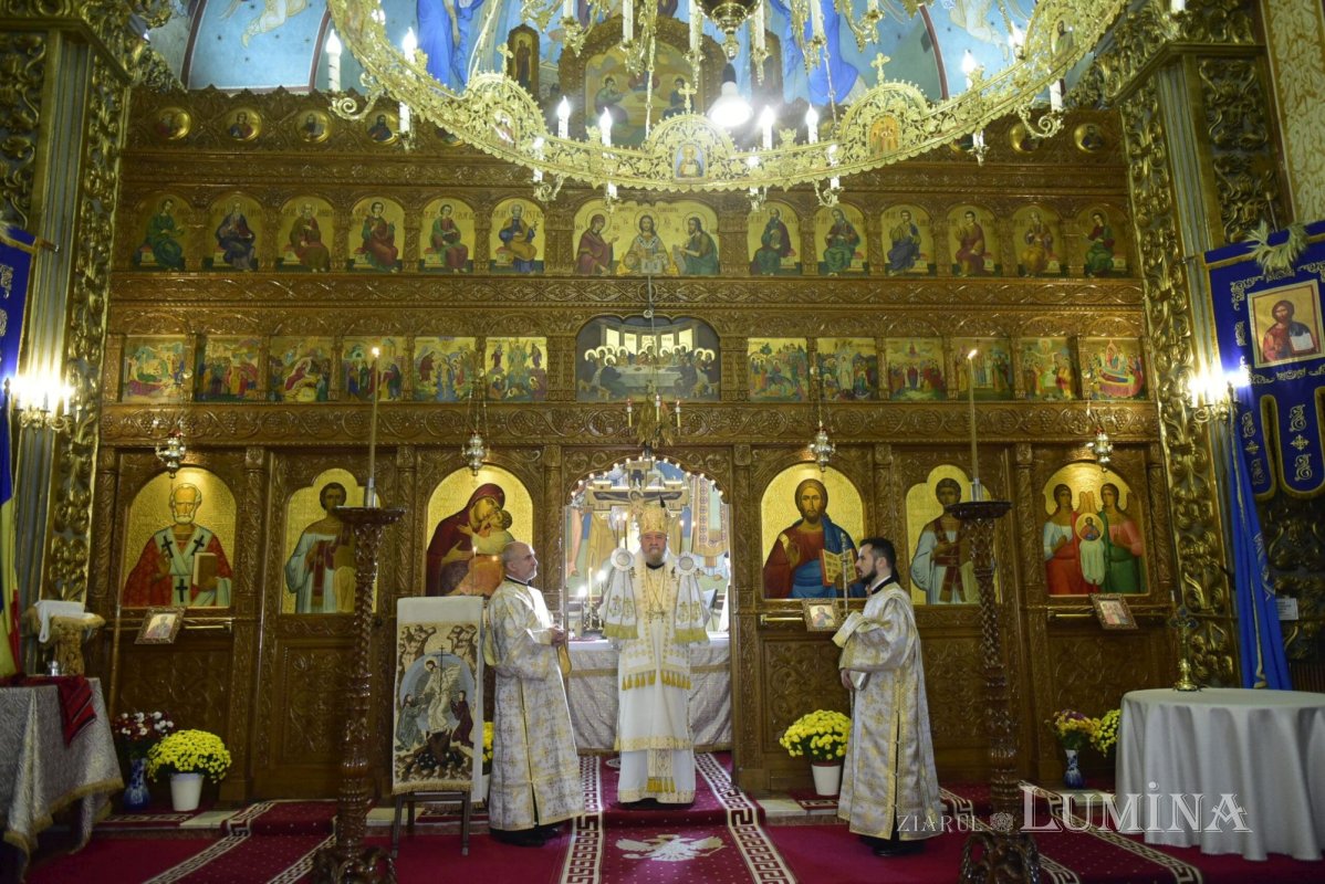 Slujire arhierească la Biserica „Sfinții Arhangheli”-Trei Stejari din Sibiu 233075