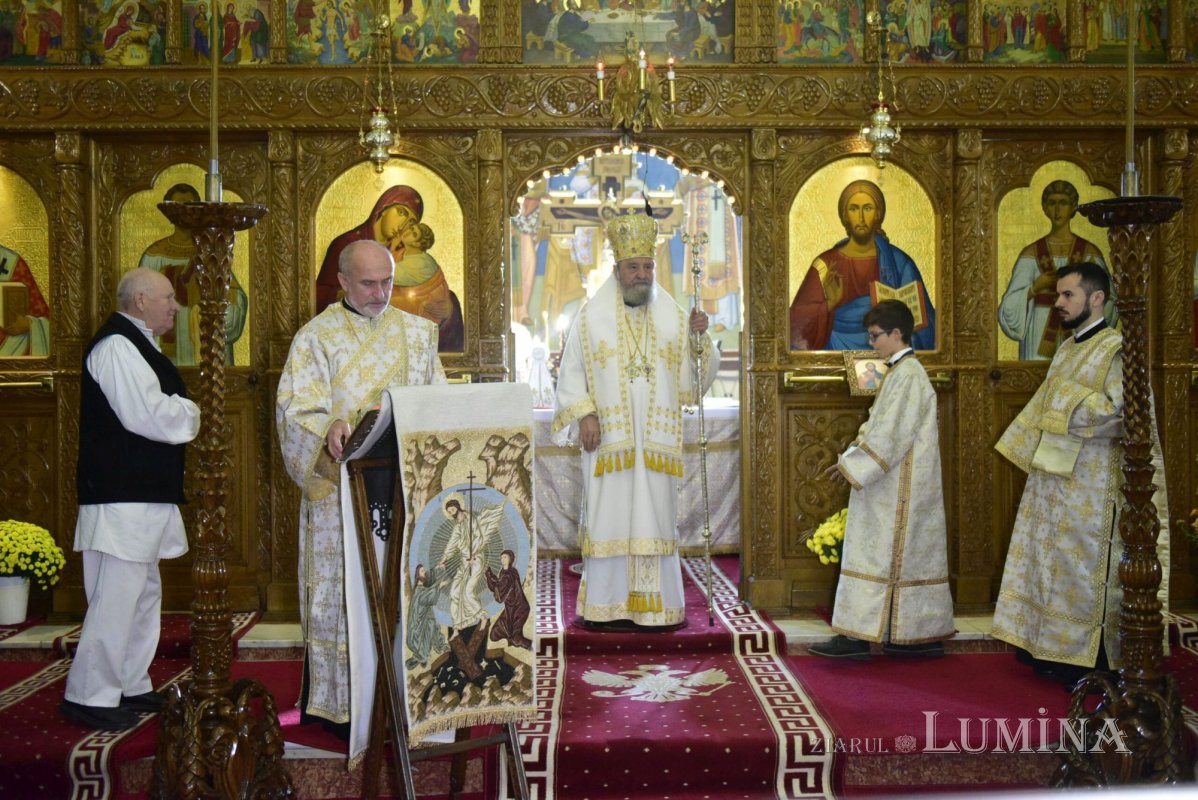 Slujire arhierească la Biserica „Sfinții Arhangheli”-Trei Stejari din Sibiu 233076