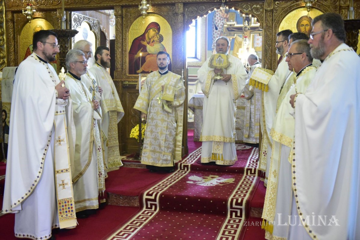 Slujire arhierească la Biserica „Sfinții Arhangheli”-Trei Stejari din Sibiu 233077
