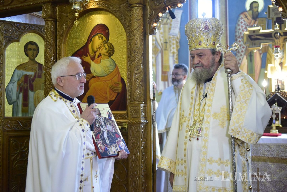 Slujire arhierească la Biserica „Sfinții Arhangheli”-Trei Stejari din Sibiu 233079