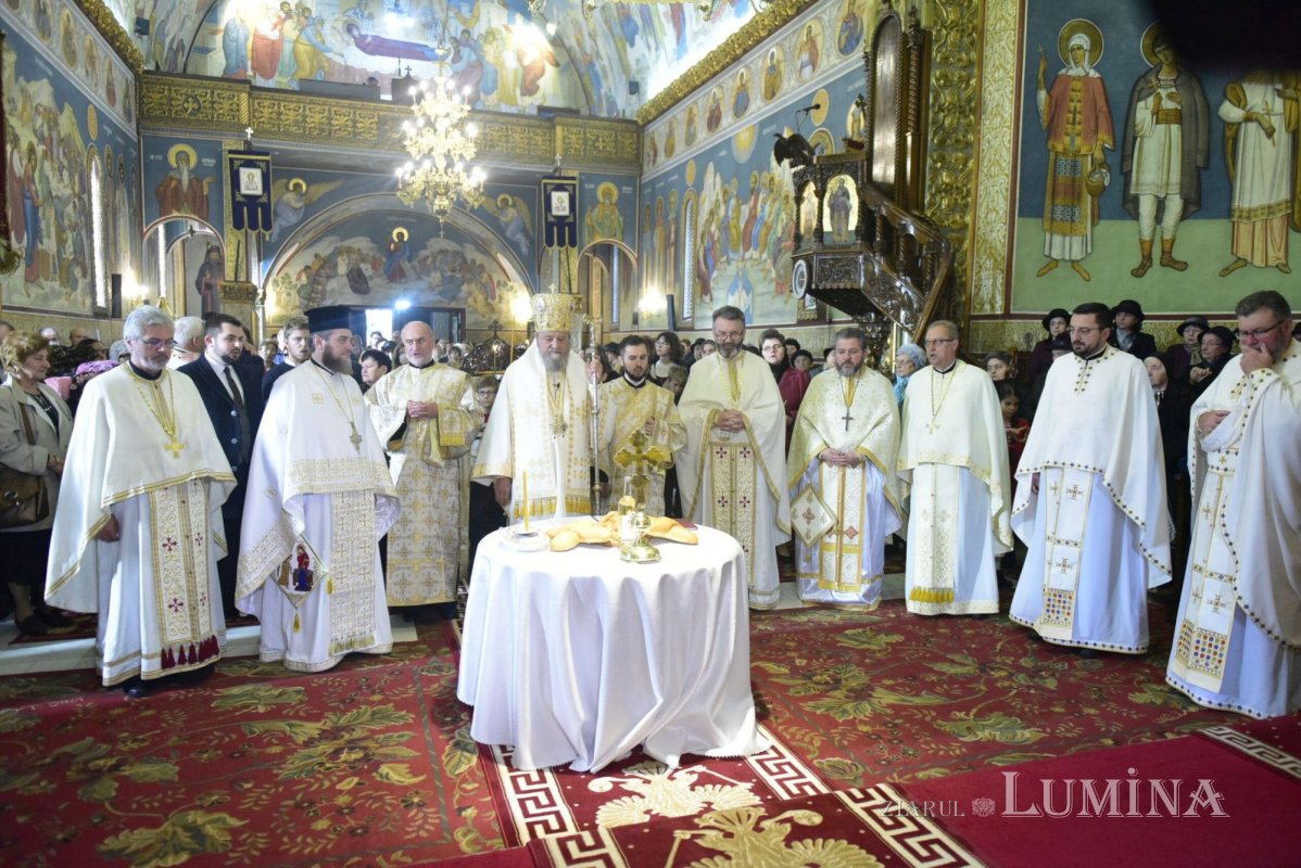 Slujire arhierească la Biserica „Sfinții Arhangheli”-Trei Stejari din Sibiu 233080