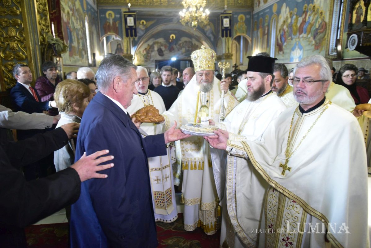 Slujire arhierească la Biserica „Sfinții Arhangheli”-Trei Stejari din Sibiu 233081