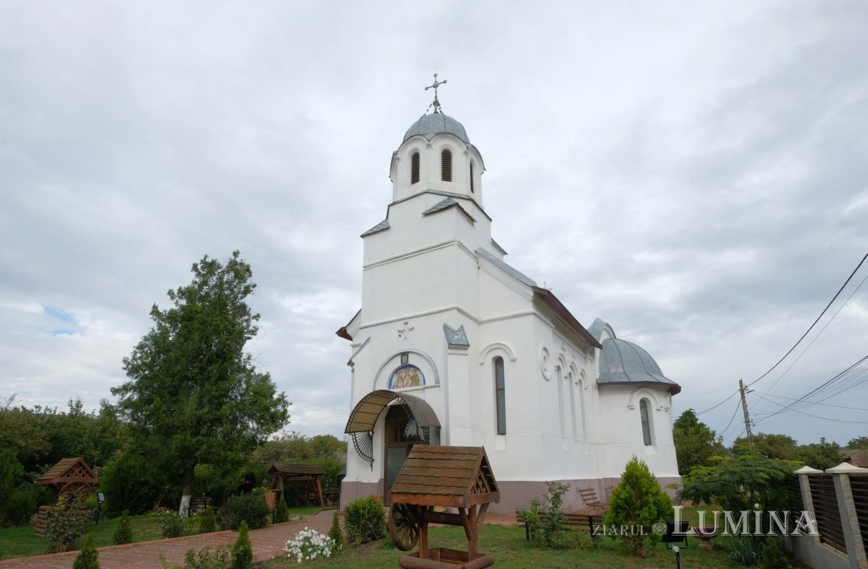 Furculești, o comunitate ocrotită de Sfinţii Arhangheli 233137