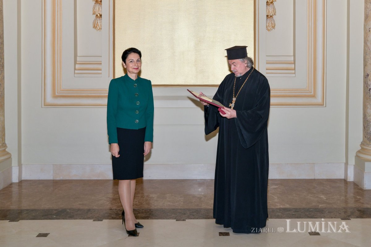 Ordinul „Maria Brâncoveanu” pentru directoarea Grădiniţei „Buna Vestire” din Bucureşti 233677