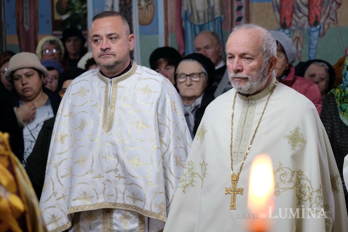 Binecuvântarea lucrărilor realizate la o parohie prahoveană 235396