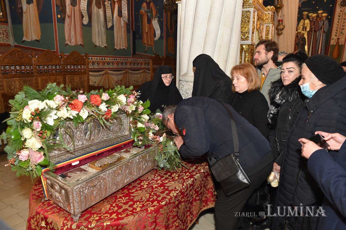 Brâul Maicii Domnului a ajuns la Biserica „Sfântul Gheorghe”-Nou din Capitală 236087
