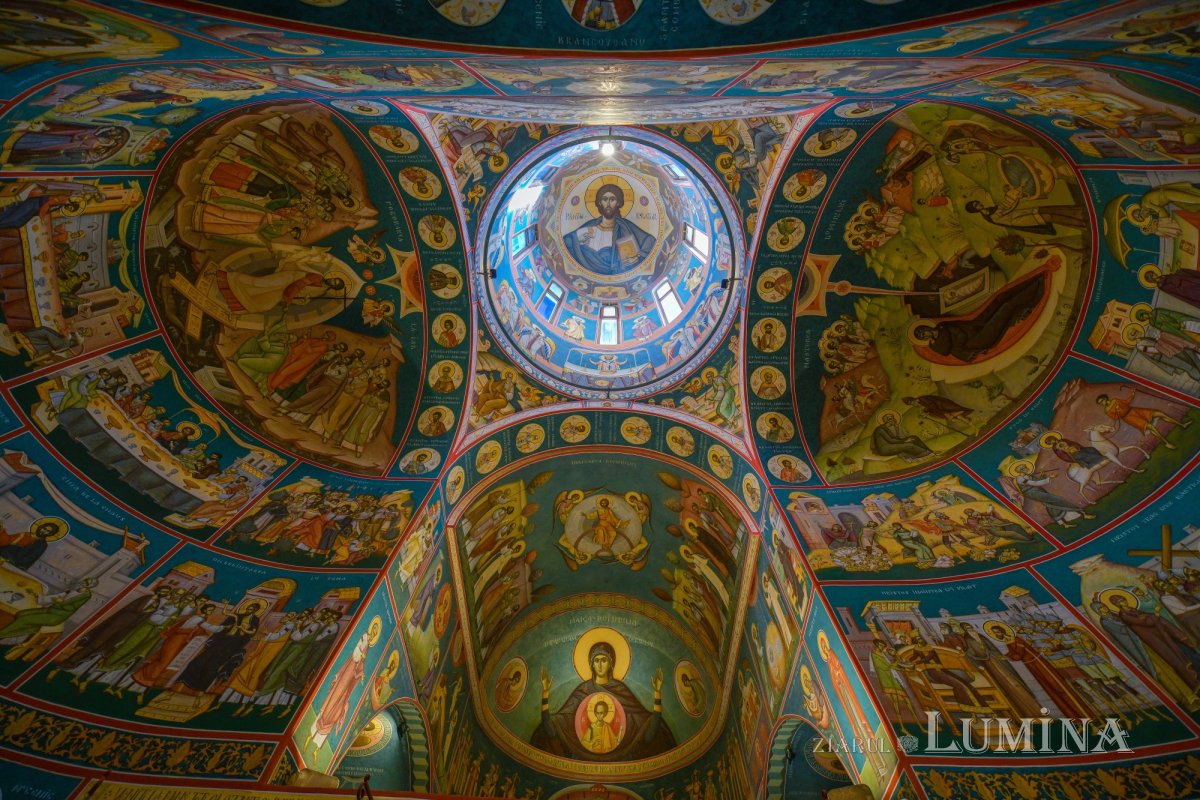 Nou veşmânt pictural pentru capela unui spital din Câmpina 236697