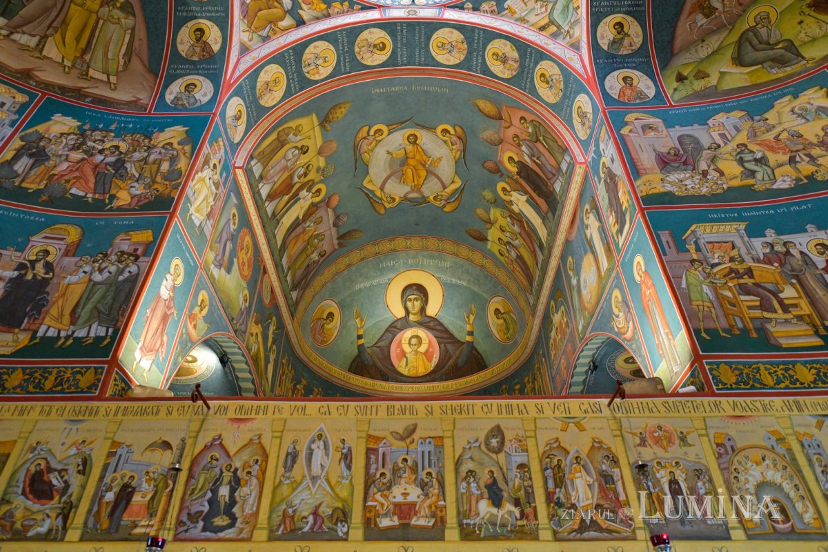 Nou veşmânt pictural pentru capela unui spital din Câmpina 236698