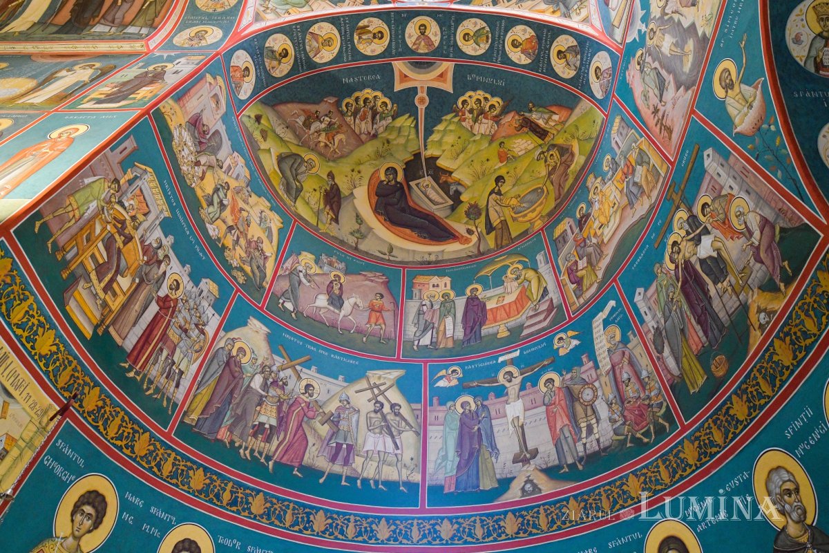 Nou veşmânt pictural pentru capela unui spital din Câmpina 236699