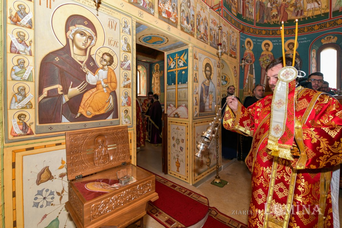 Nou veşmânt pictural pentru capela unui spital din Câmpina 236700