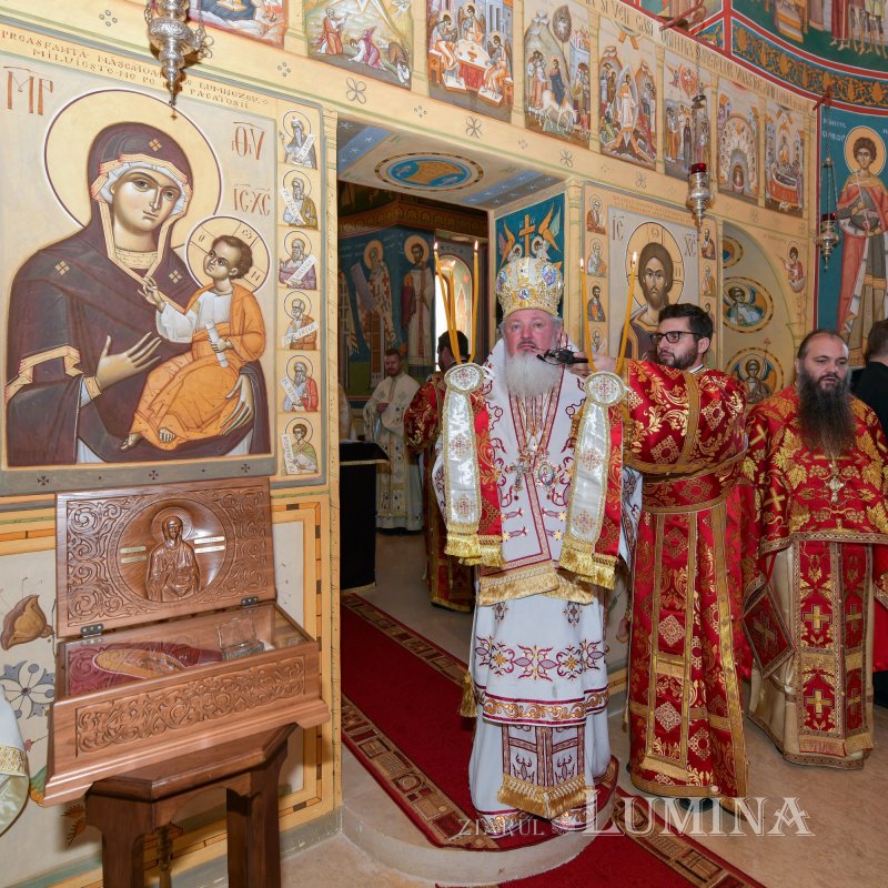 Nou veşmânt pictural pentru capela unui spital din Câmpina 236701