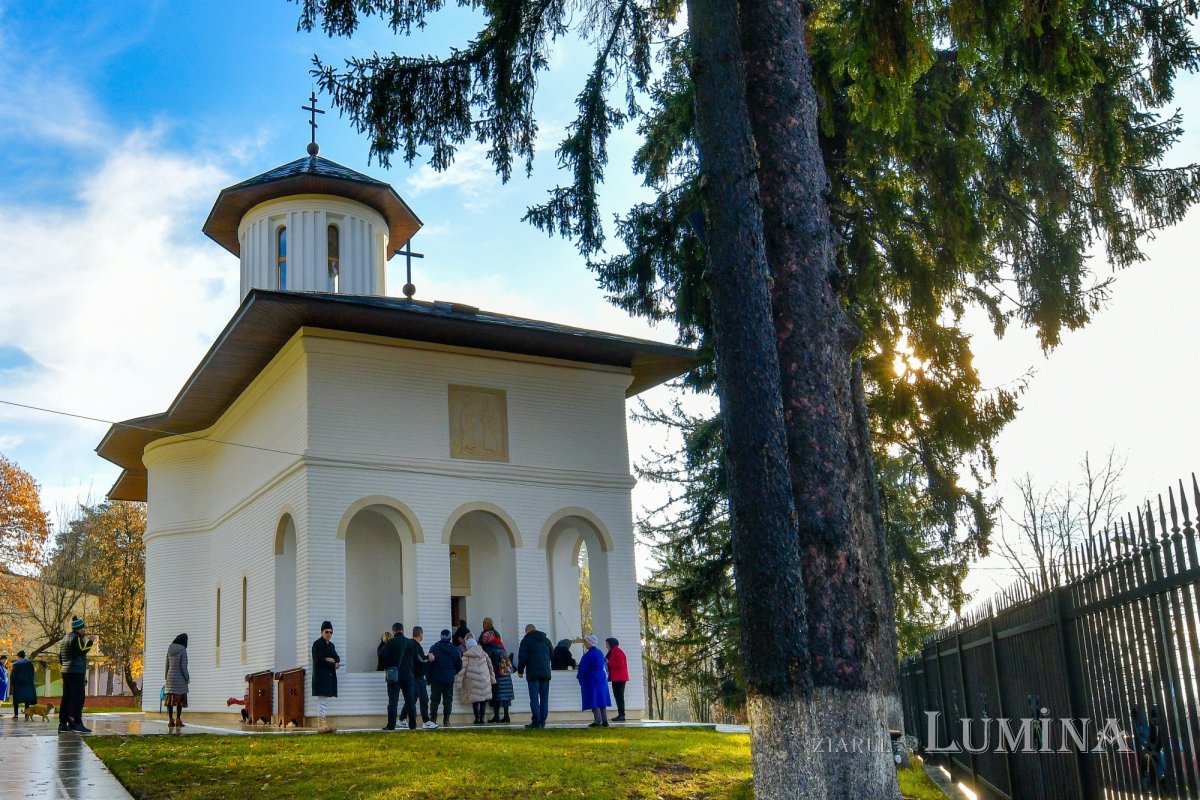 Nou veşmânt pictural pentru capela unui spital din Câmpina 236702