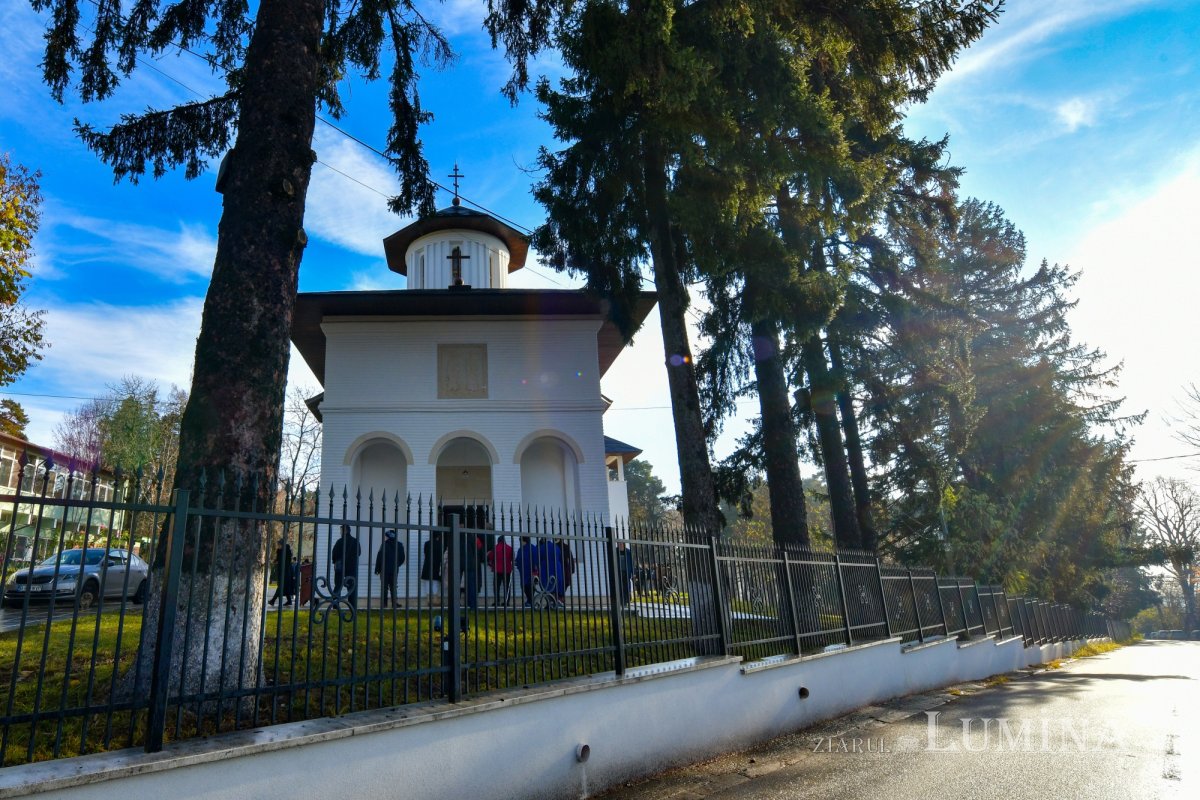 Nou veşmânt pictural pentru capela unui spital din Câmpina 236703