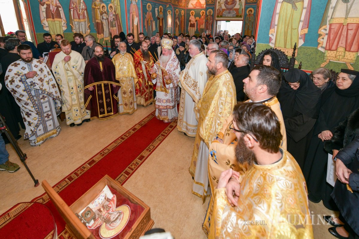 Nou veşmânt pictural pentru capela unui spital din Câmpina 236705