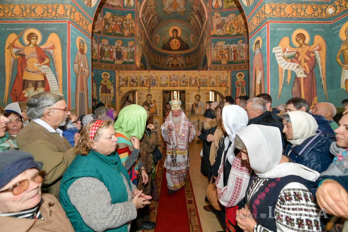 Nou veşmânt pictural pentru capela unui spital din Câmpina 236706