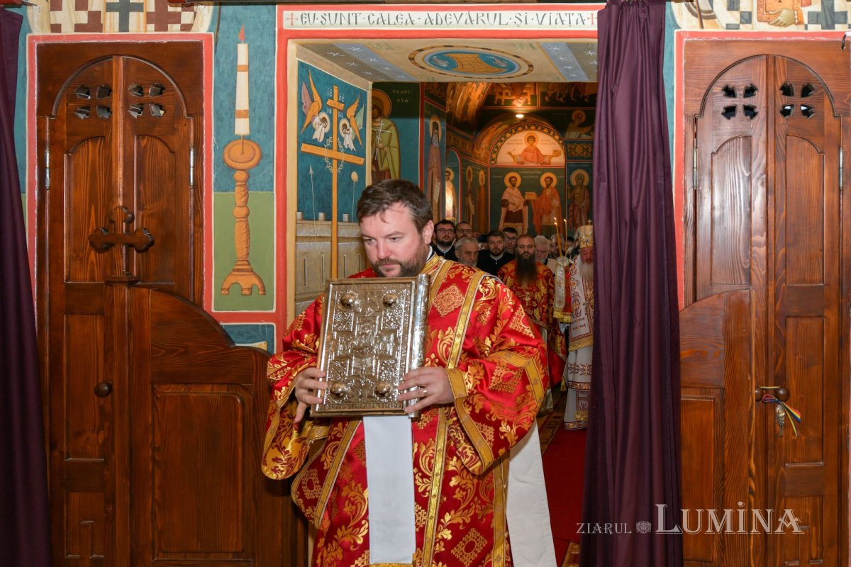 Nou veşmânt pictural pentru capela unui spital din Câmpina 236707