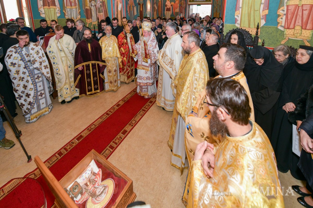 Nou veşmânt pictural pentru capela unui spital din Câmpina 236708