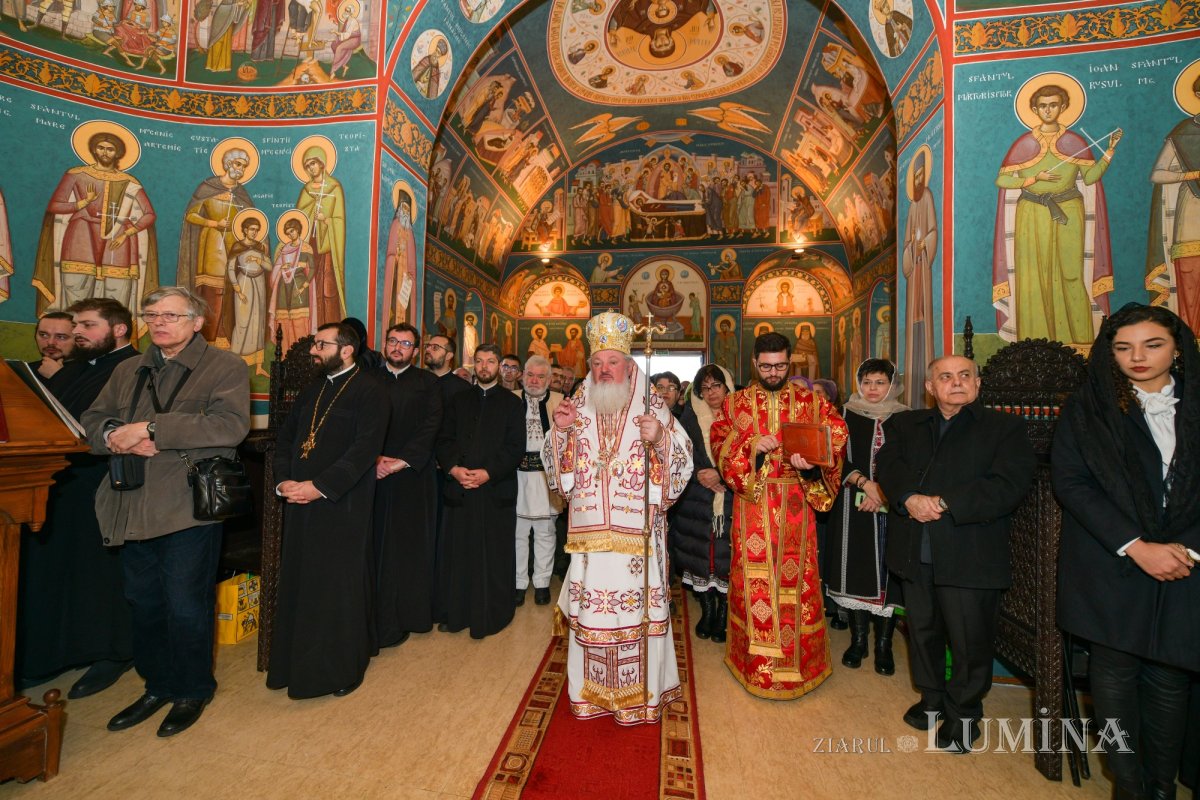 Nou veşmânt pictural pentru capela unui spital din Câmpina 236709