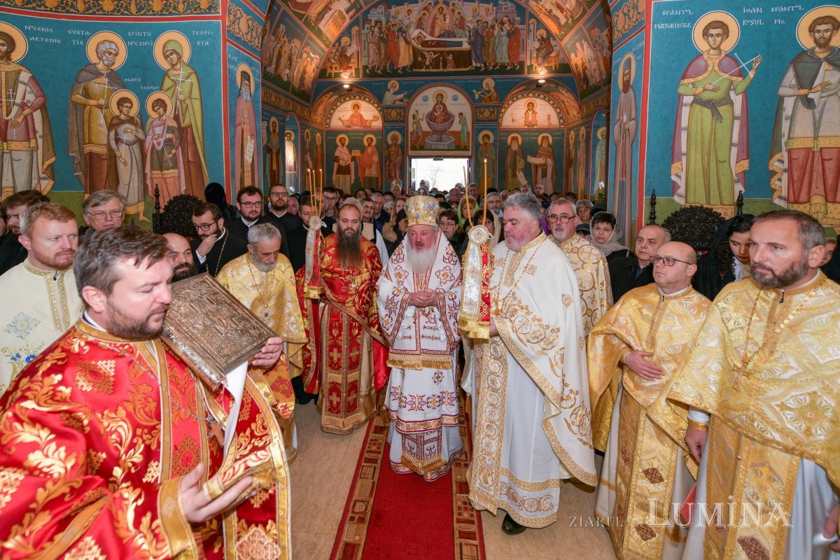 Nou veşmânt pictural pentru capela unui spital din Câmpina 236710