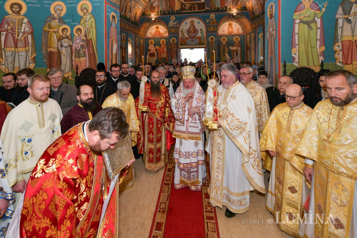 Nou veşmânt pictural pentru capela unui spital din Câmpina 236711