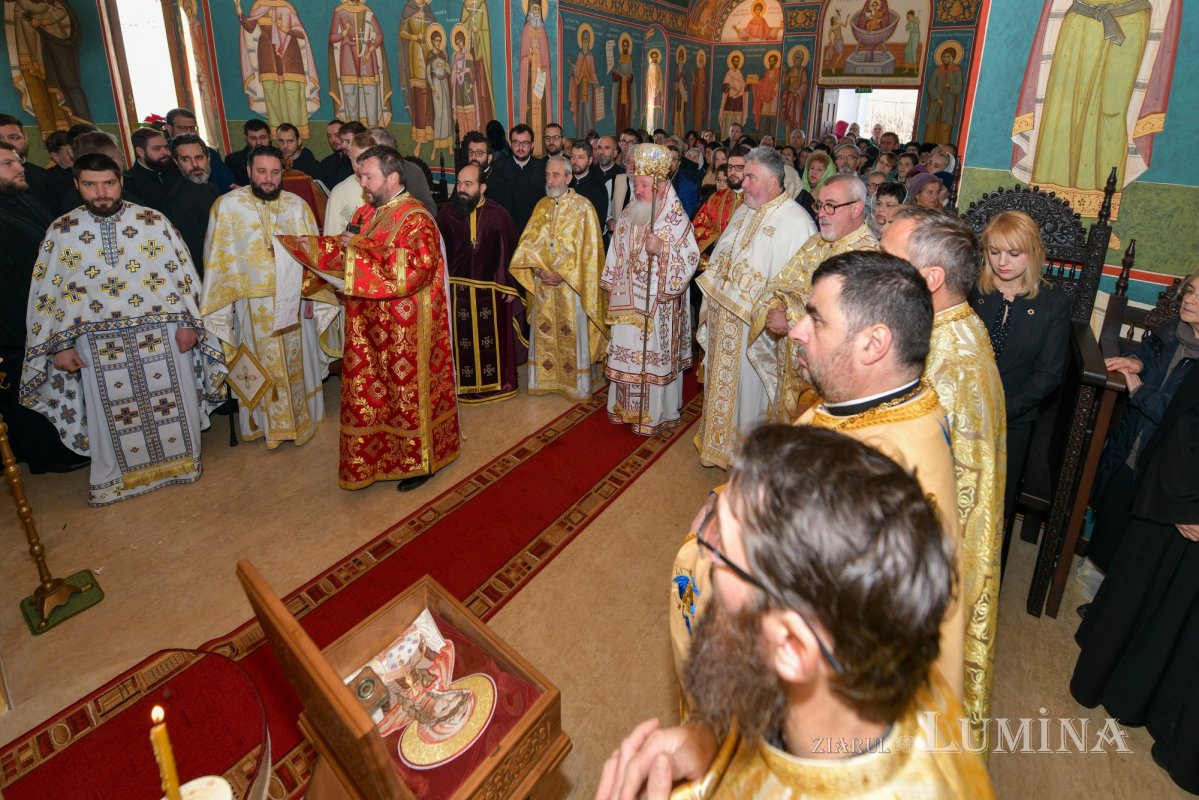 Nou veşmânt pictural pentru capela unui spital din Câmpina 236713