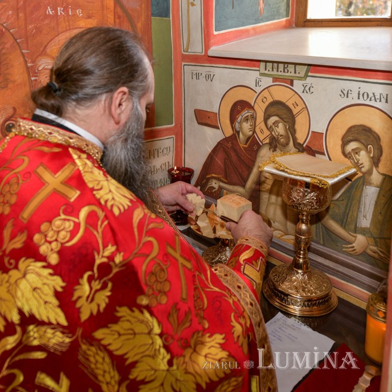 Nou veşmânt pictural pentru capela unui spital din Câmpina 236715