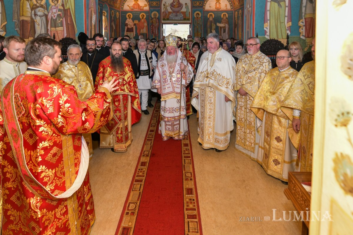 Nou veşmânt pictural pentru capela unui spital din Câmpina 236716