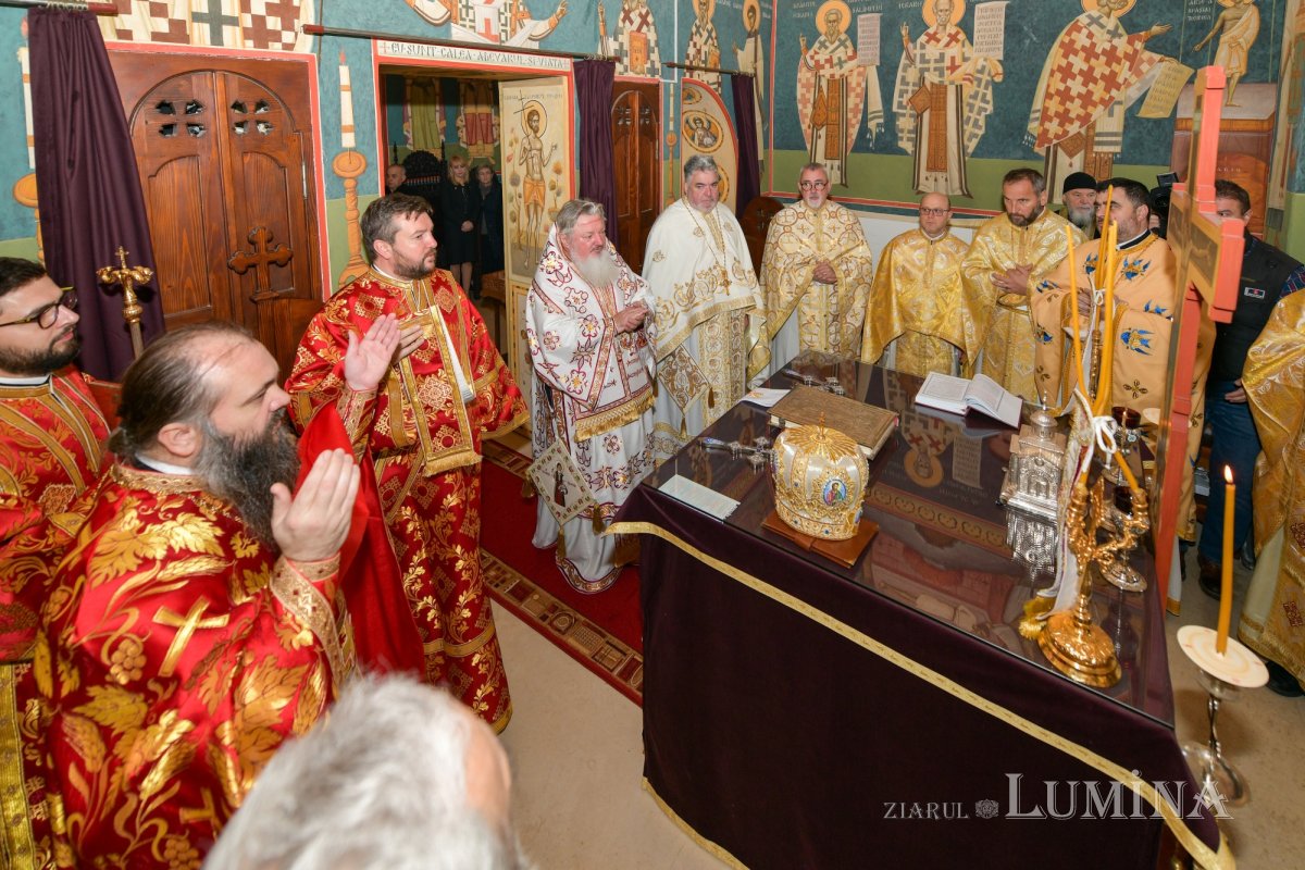Nou veşmânt pictural pentru capela unui spital din Câmpina 236718
