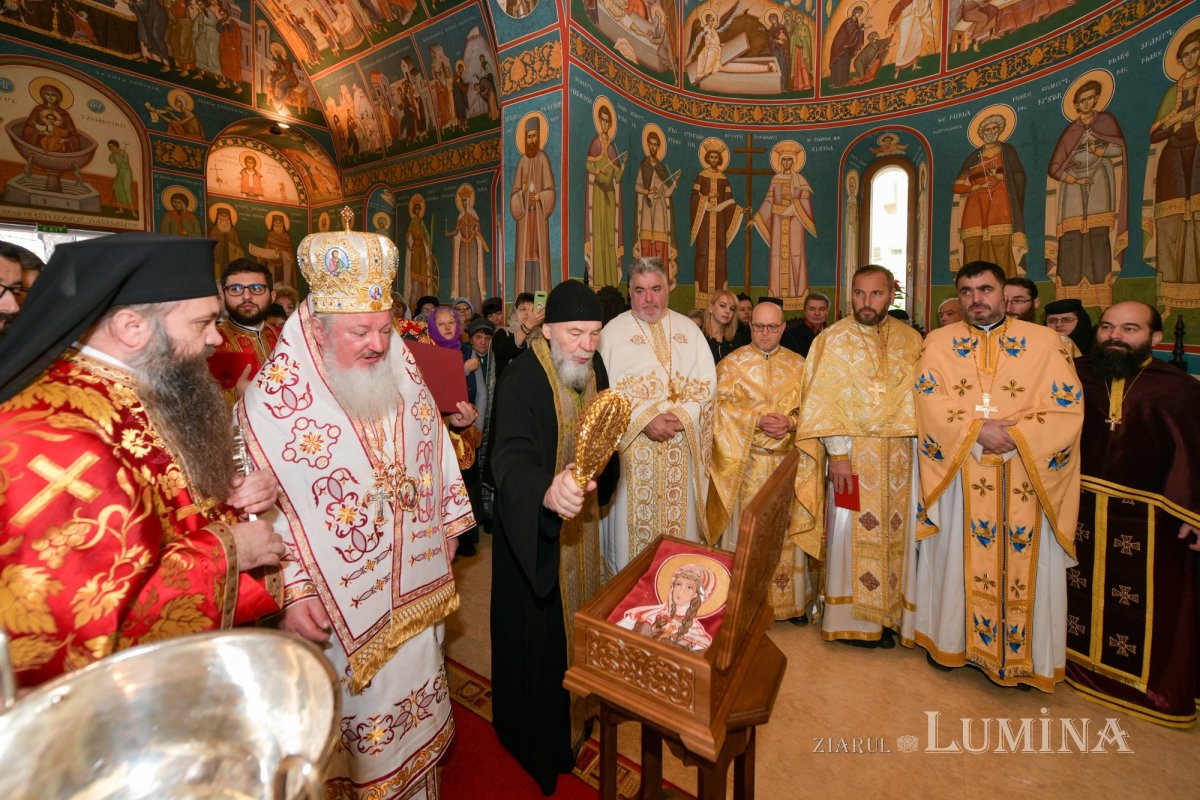 Nou veşmânt pictural pentru capela unui spital din Câmpina 236720