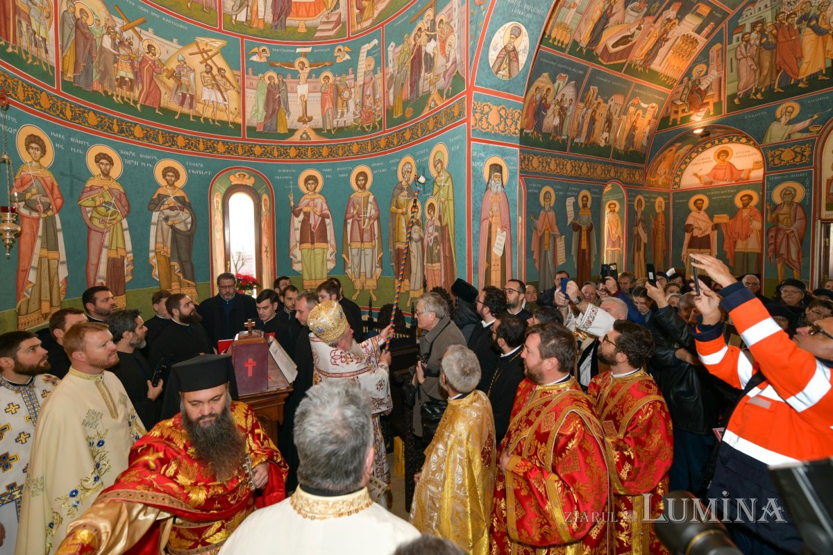 Nou veşmânt pictural pentru capela unui spital din Câmpina 236722