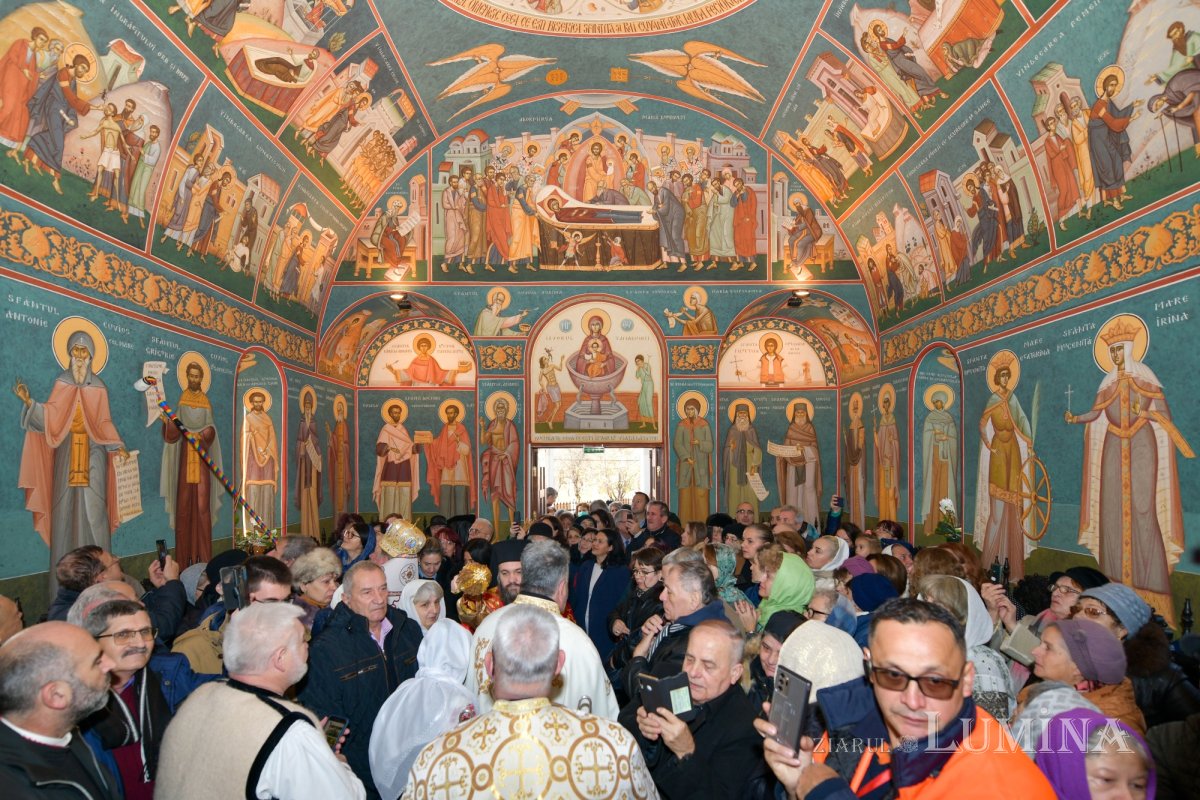 Nou veşmânt pictural pentru capela unui spital din Câmpina 236723