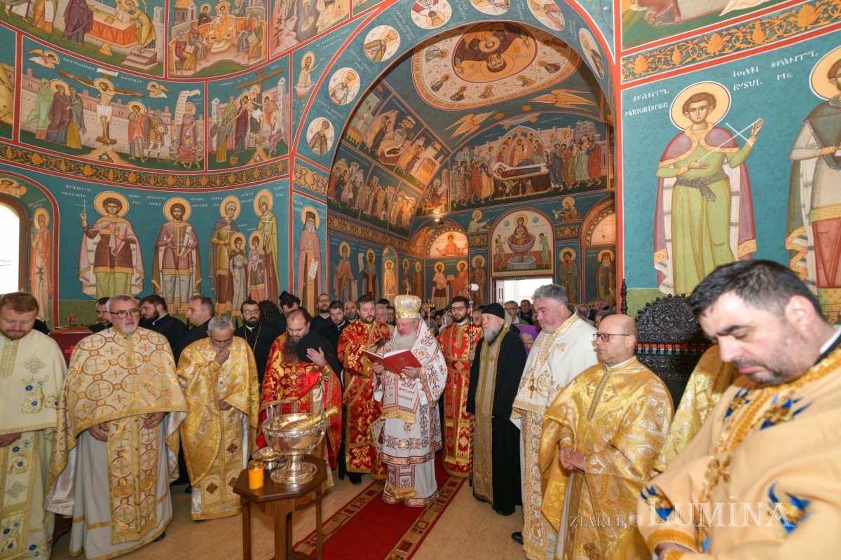 Nou veşmânt pictural pentru capela unui spital din Câmpina 236726