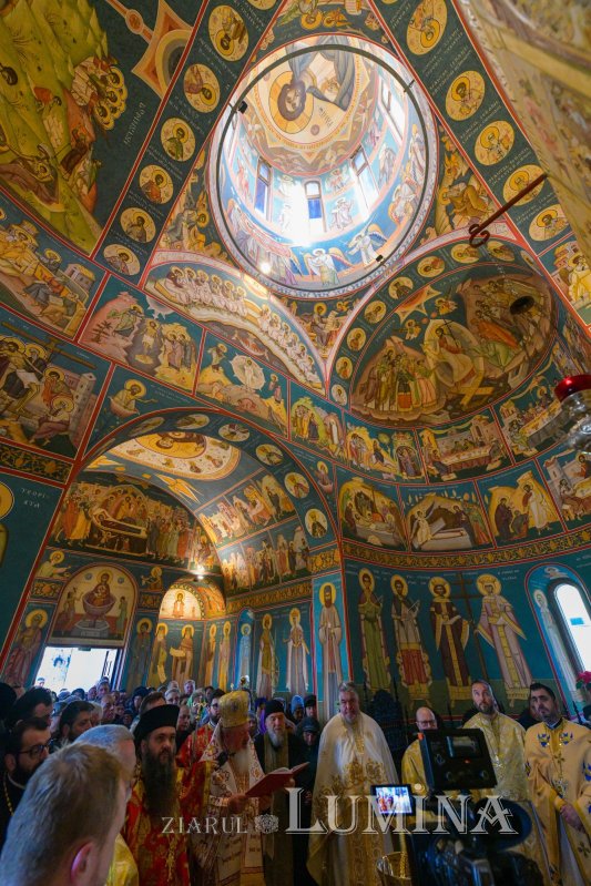 Nou veşmânt pictural pentru capela unui spital din Câmpina 236727