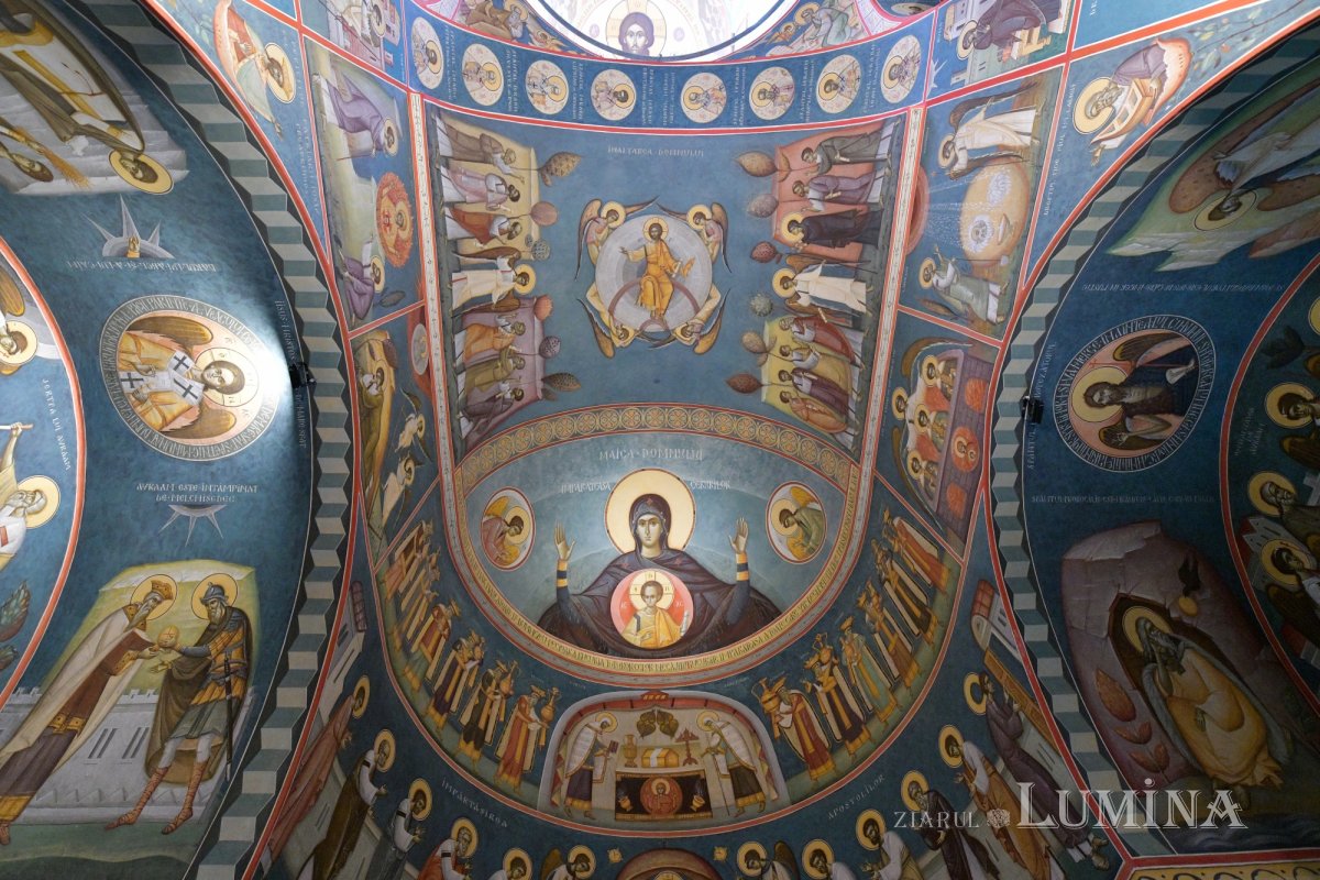 Nou veşmânt pictural pentru capela unui spital din Câmpina 236728