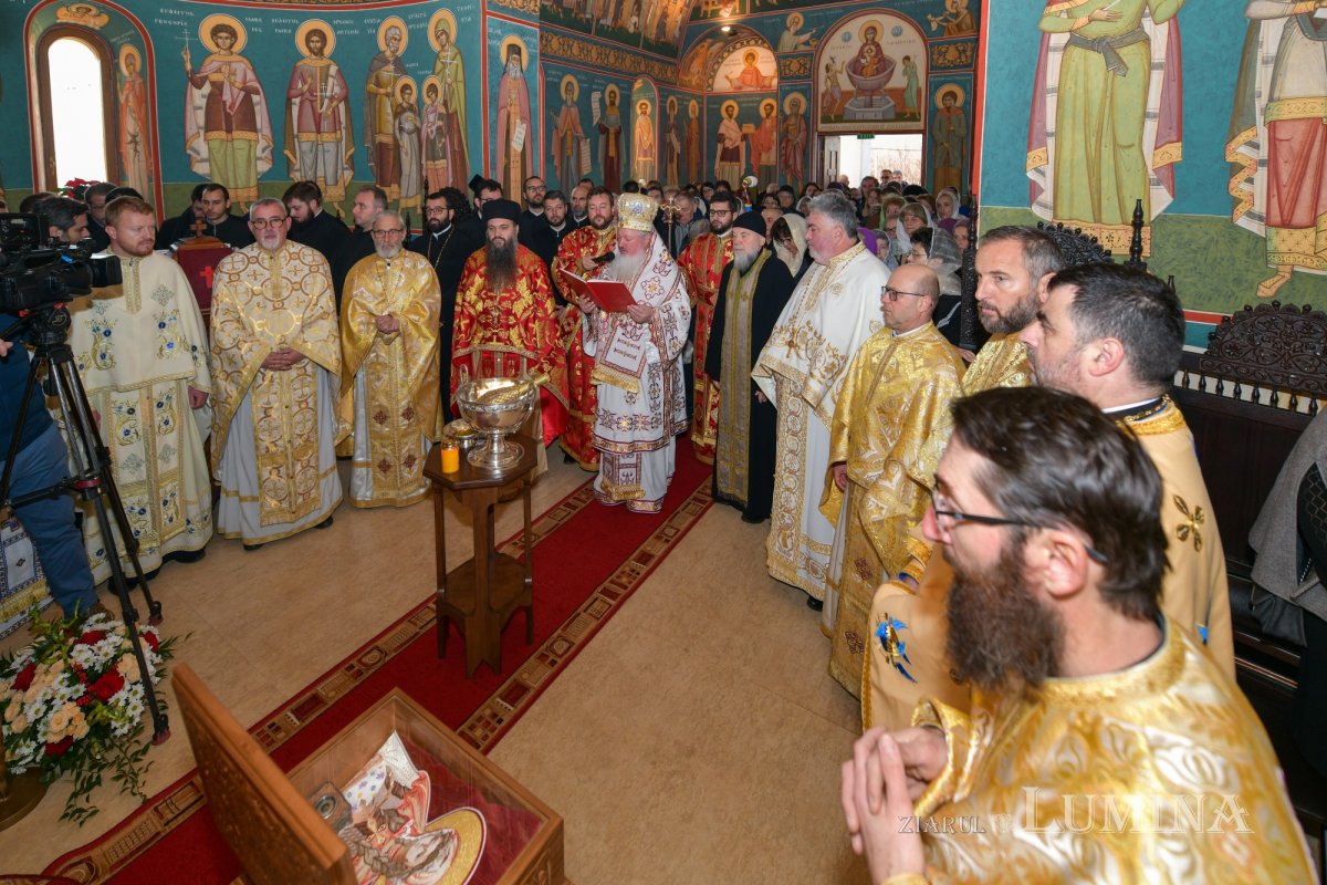 Nou veşmânt pictural pentru capela unui spital din Câmpina 236729