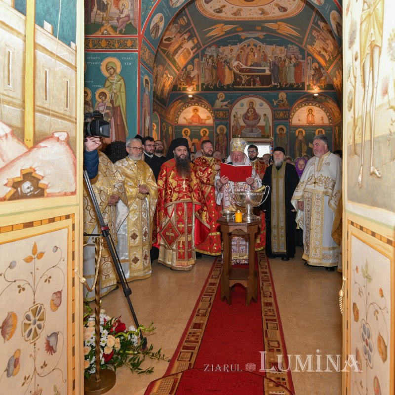 Nou veşmânt pictural pentru capela unui spital din Câmpina 236730